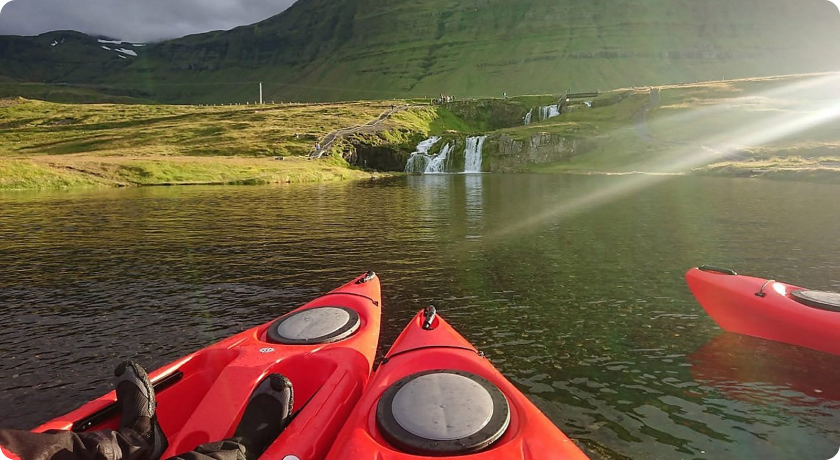Каякинг во время Полярного Солнца с Vestur Adventures в Рейкьявике, Исландия
